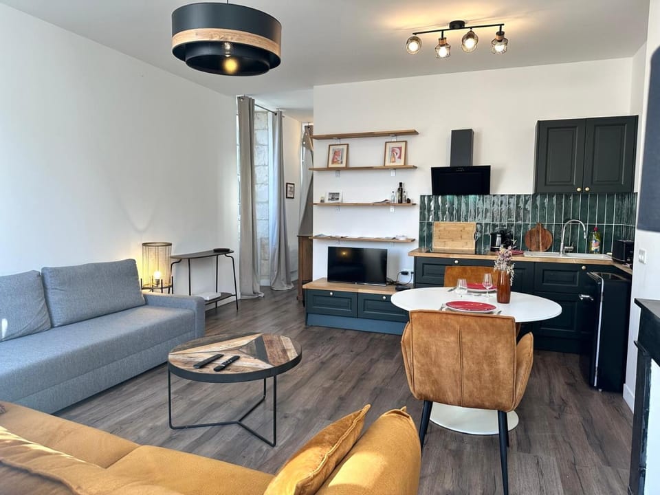 TV and multimedia, Kitchen or kitchenette, Living room, Dining area, stove