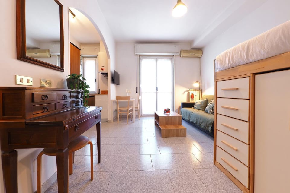 Kitchen or kitchenette, Seating area, air conditioner