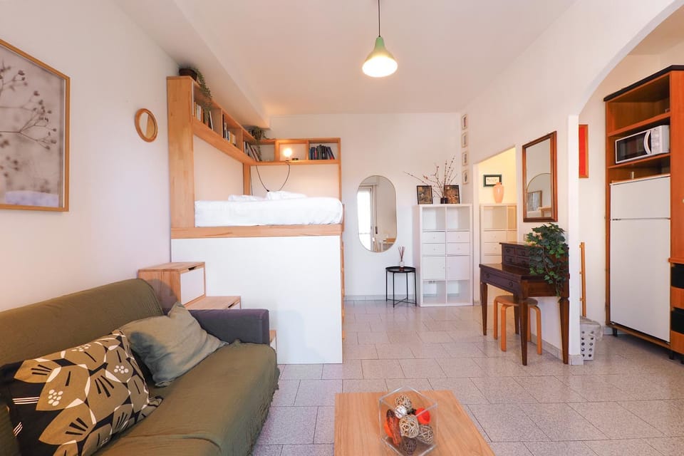 Bed, Living room
