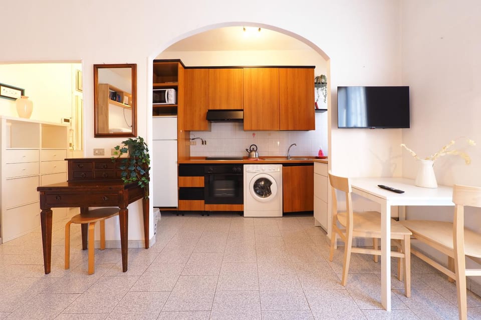 TV and multimedia, Kitchen or kitchenette, Dining area, dishwasher, oven, stove