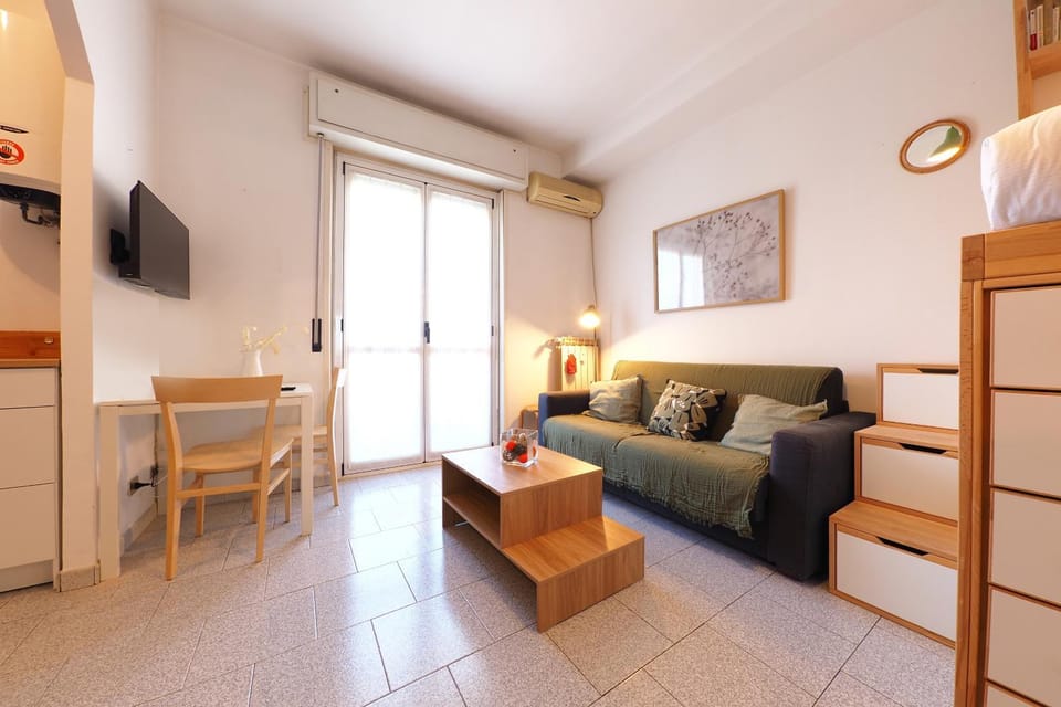Bed, TV and multimedia, Living room, Seating area, Dining area