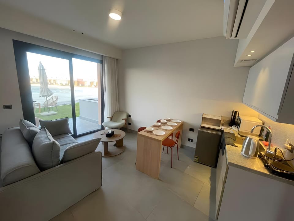 Living room, Food and drinks, Seating area, Dining area