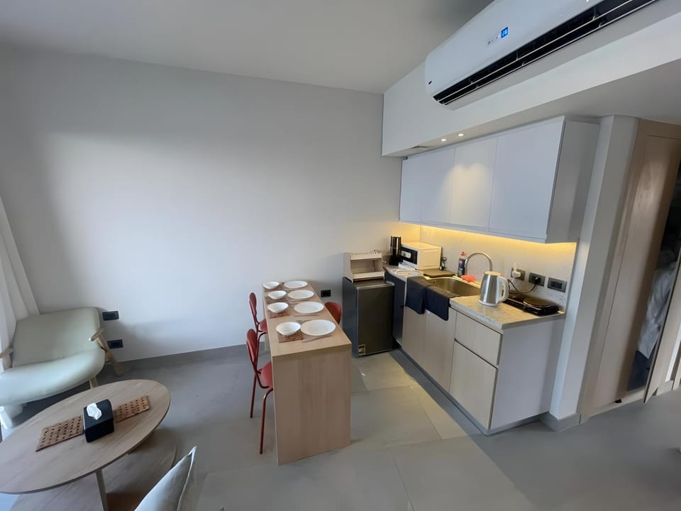 Coffee/tea facilities, Kitchen or kitchenette, Dining area, minibar, stove