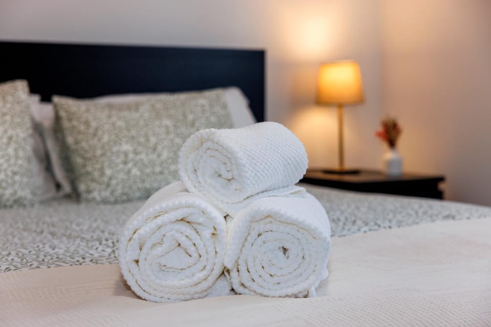 Bed, Bedroom, towels