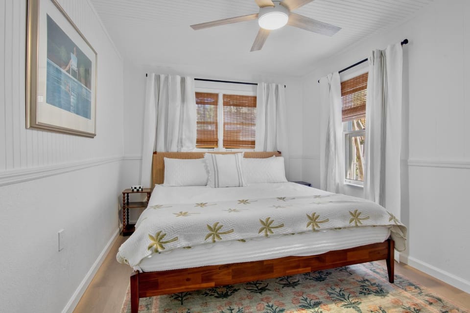 Bed, TV and multimedia, Bedroom