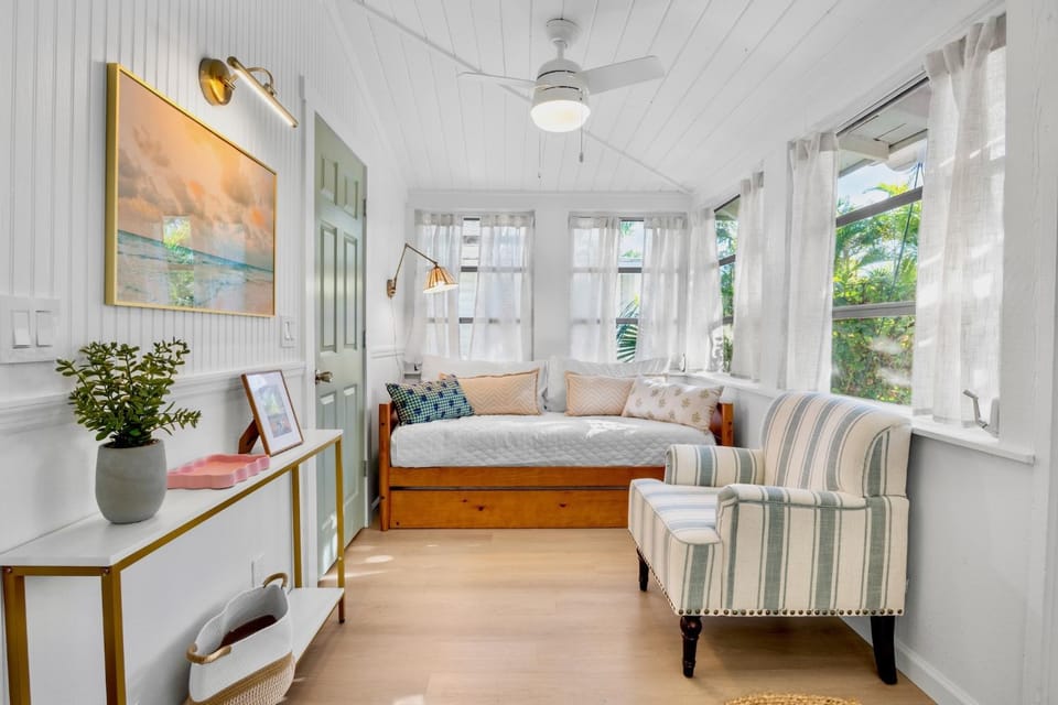 Bed, Seating area