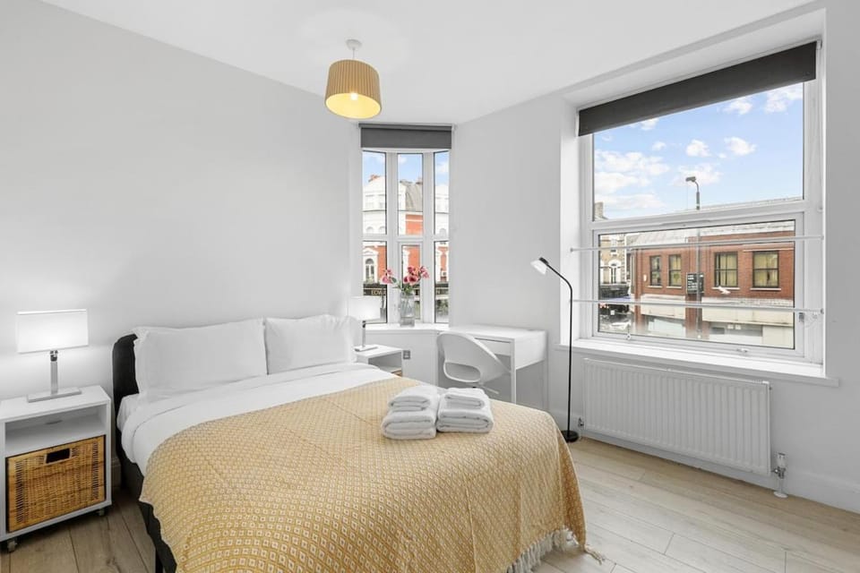 Bed, Photo of the whole room, Bedroom, towels