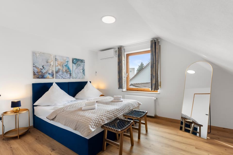 Bed, Photo of the whole room, Bedroom, towels