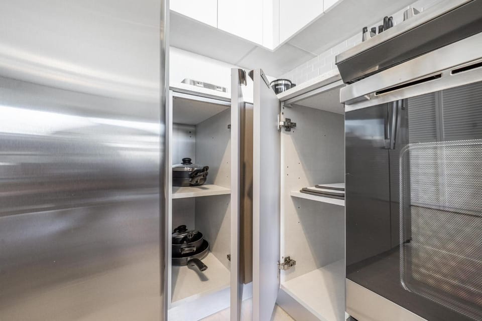 Kitchen or kitchenette, oven, kitchen