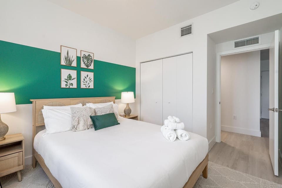 Bed, Photo of the whole room, Bedroom, towels, wardrobe, air conditioner
