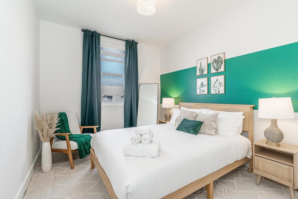 Bed, Photo of the whole room, Seating area, Bedroom, towels, wardrobe