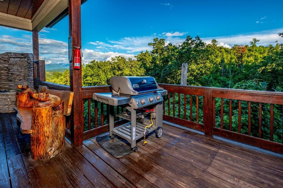 Moonstruck - Stone Firepit with a Waterfall, Outdoor Hot Tub, Game Room + Chalet Village Access House in Gatlinburg