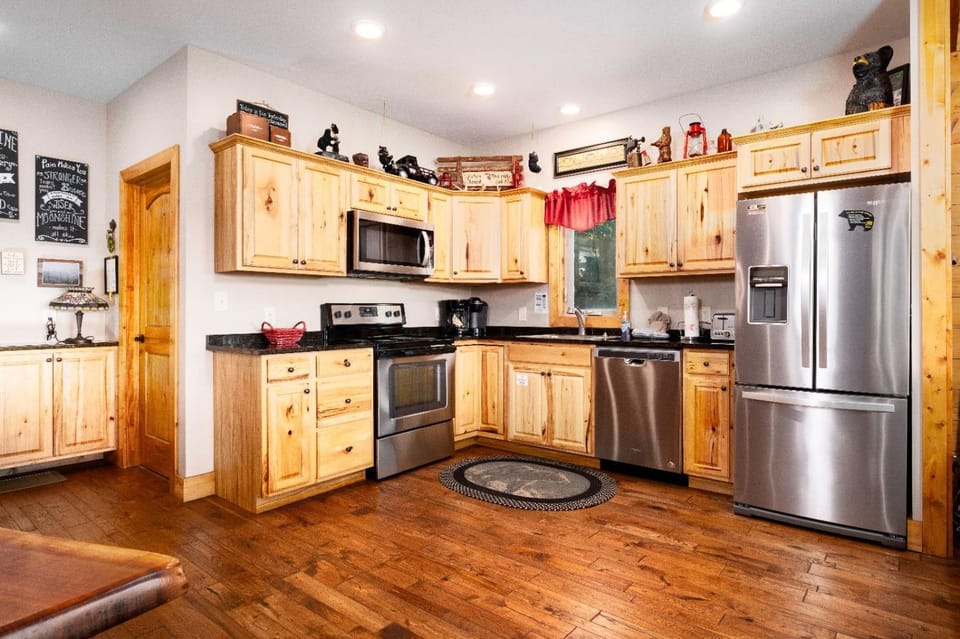 Moonstruck - Stone Firepit with a Waterfall, Outdoor Hot Tub, Game Room + Chalet Village Access House in Gatlinburg