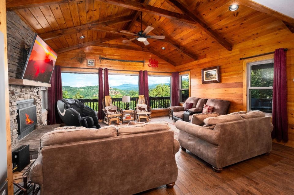Moonstruck - Stone Firepit with a Waterfall, Outdoor Hot Tub, Game Room + Chalet Village Access House in Gatlinburg