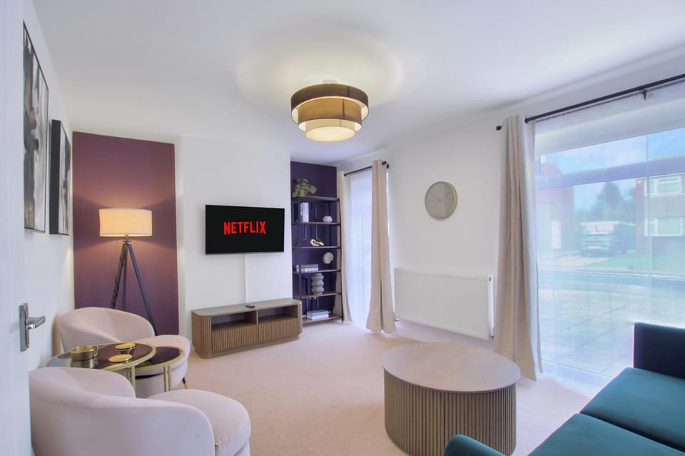 TV and multimedia, Living room, Seating area, Evening entertainment