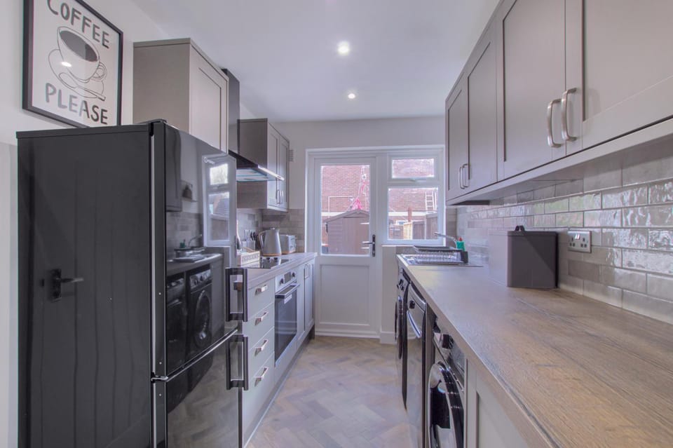 Coffee/tea facilities, dishwasher, oven, stove, toaster, dryer