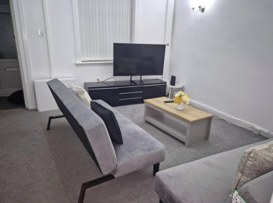 Communal lounge/ TV room, TV and multimedia, Living room, Seating area, Evening entertainment