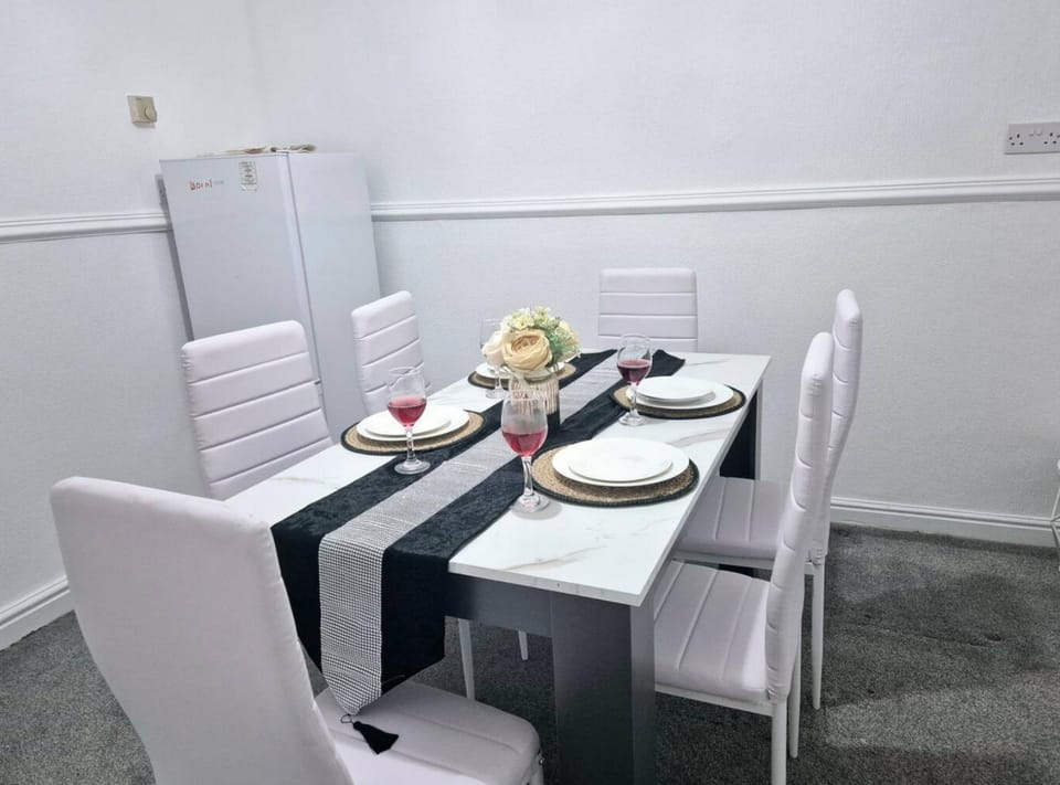 Seating area, Dining area