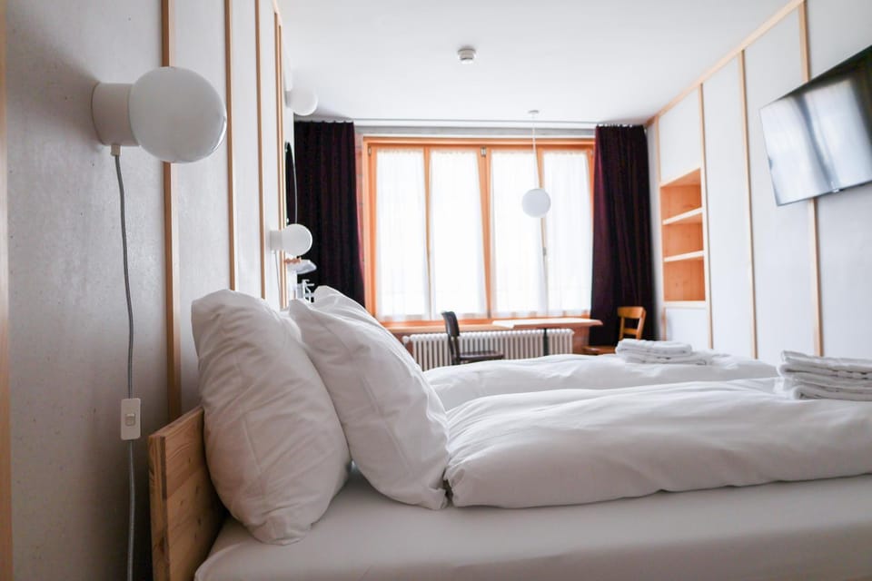 Bed, TV and multimedia, Bedroom