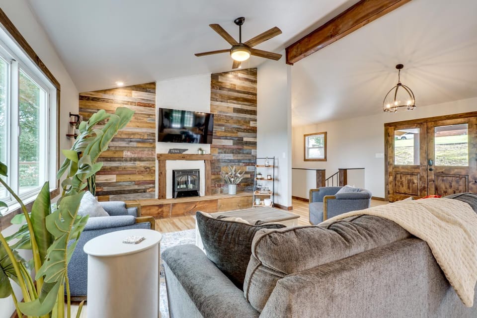 1 Mi to Dtwn Loudon: Spacious River-View Home House in Watts Bar Lake