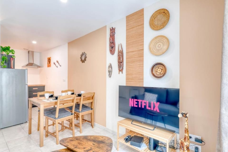 TV and multimedia, Kitchen or kitchenette, Living room, Seating area, Dining area