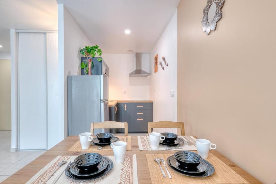 Kitchen or kitchenette, Dining area