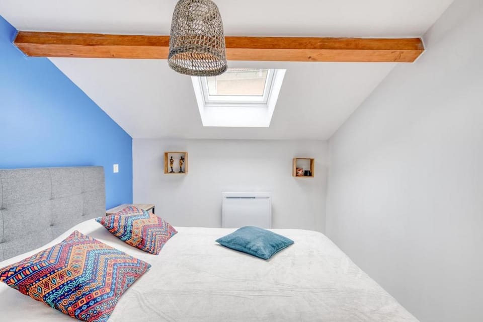 Bed, Photo of the whole room, Bedroom