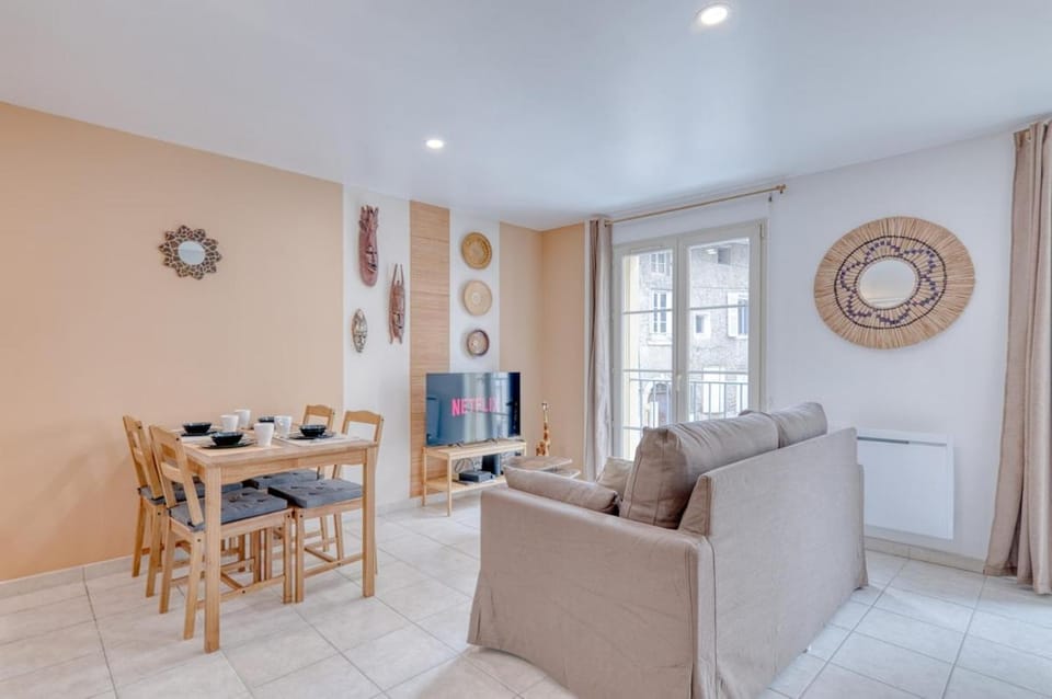 TV and multimedia, Living room, Seating area, Dining area