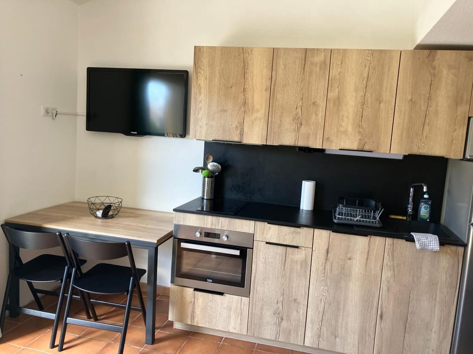 TV and multimedia, Kitchen or kitchenette, stove, kitchen