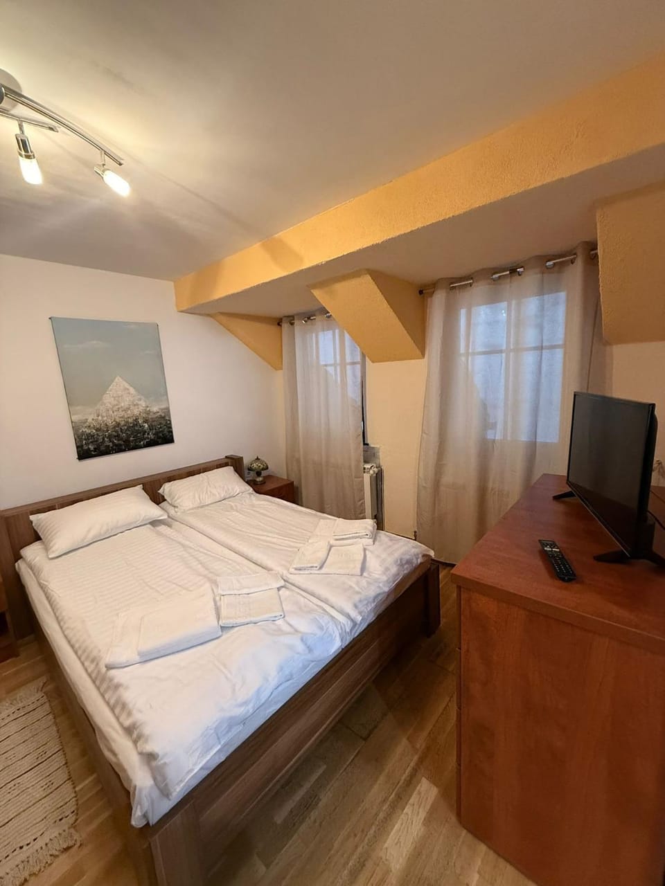 Bed, TV and multimedia, Bedroom
