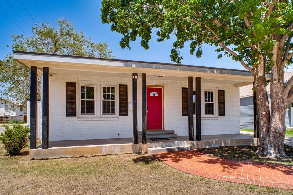 Time Machine: Games Galore in Lubbock Home By TTU! House in Lubbock