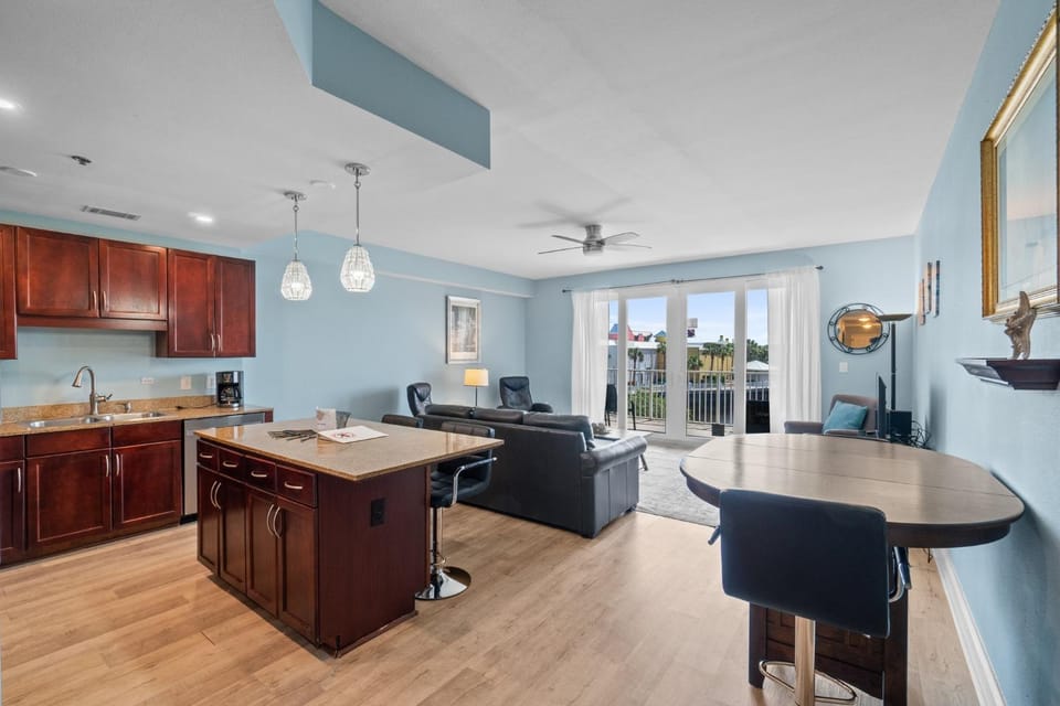 Kitchen or kitchenette, Dining area, stove