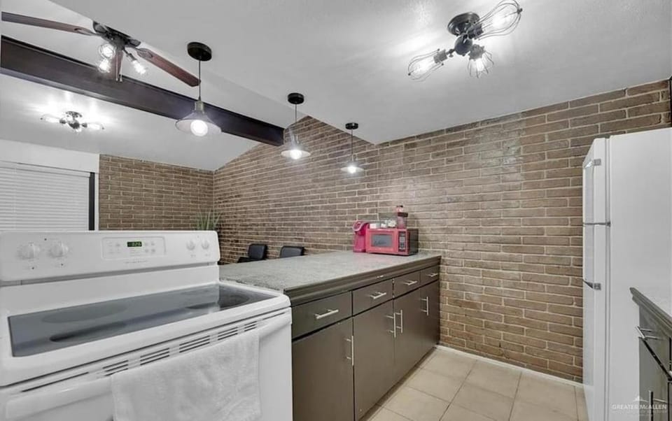 Charming 1BR Condo Near UTRGV & Downtown Edinburg Apartment in Edinburg