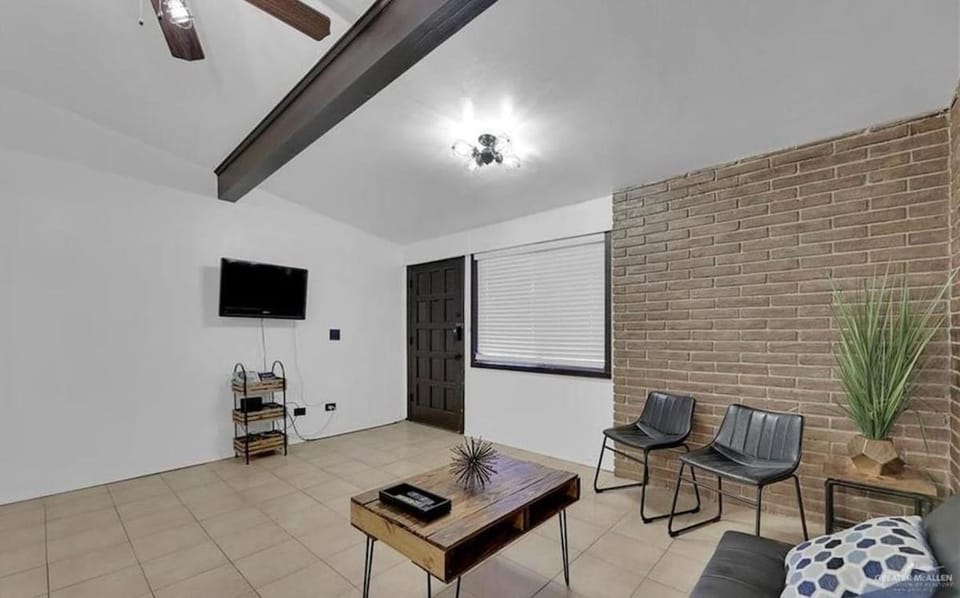 Charming 1BR Condo Near UTRGV & Downtown Edinburg Apartment in Edinburg