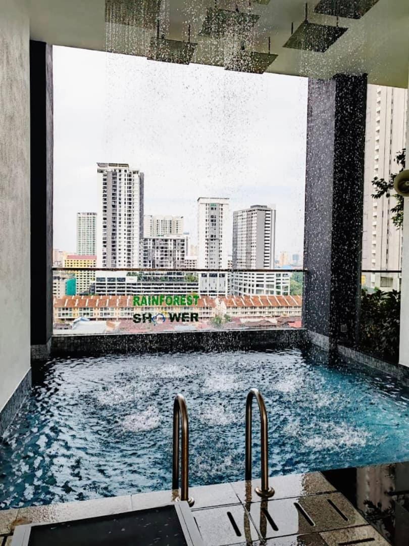 urban suites 3BR 10pax b30 infinity pool Apartment in George Town