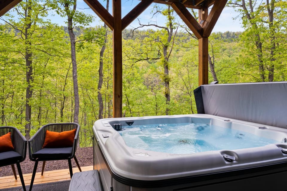NEWThe ChaletResortPoolHotTubGameRoomFirePit House in Massanutten