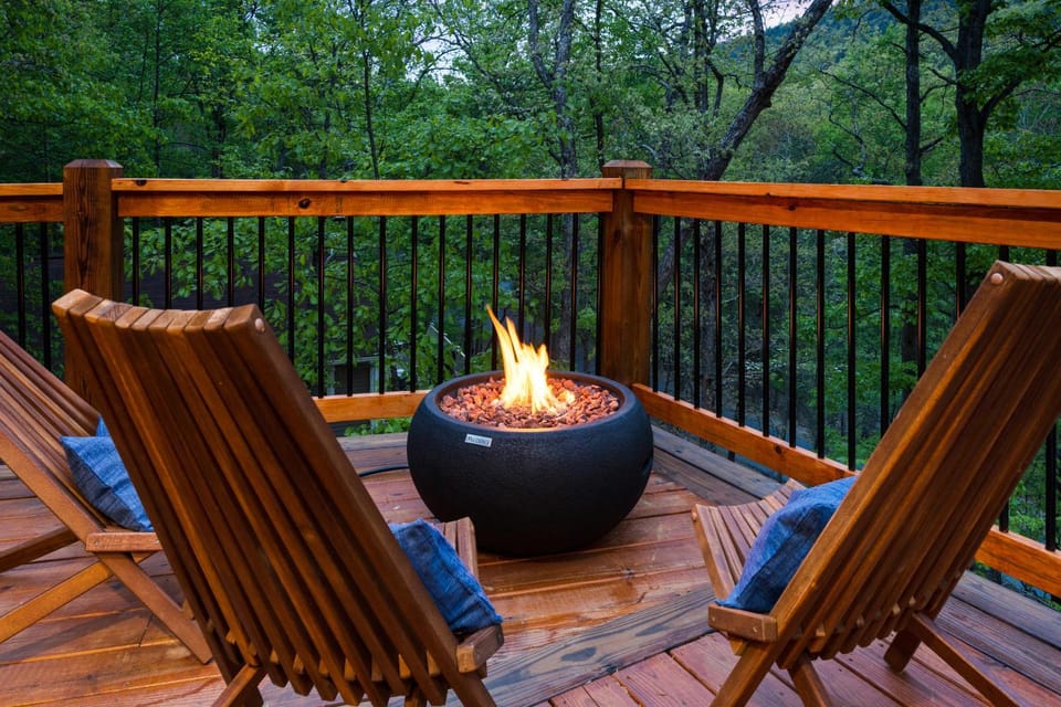 NEWThe ChaletResortPoolHotTubGameRoomFirePit House in Massanutten