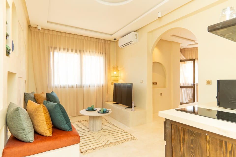 TV and multimedia, Living room, Seating area, Evening entertainment