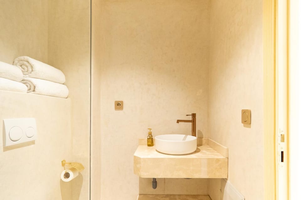 Bathroom, towels