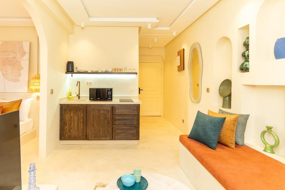 Kitchen or kitchenette, Living room, Seating area, minibar