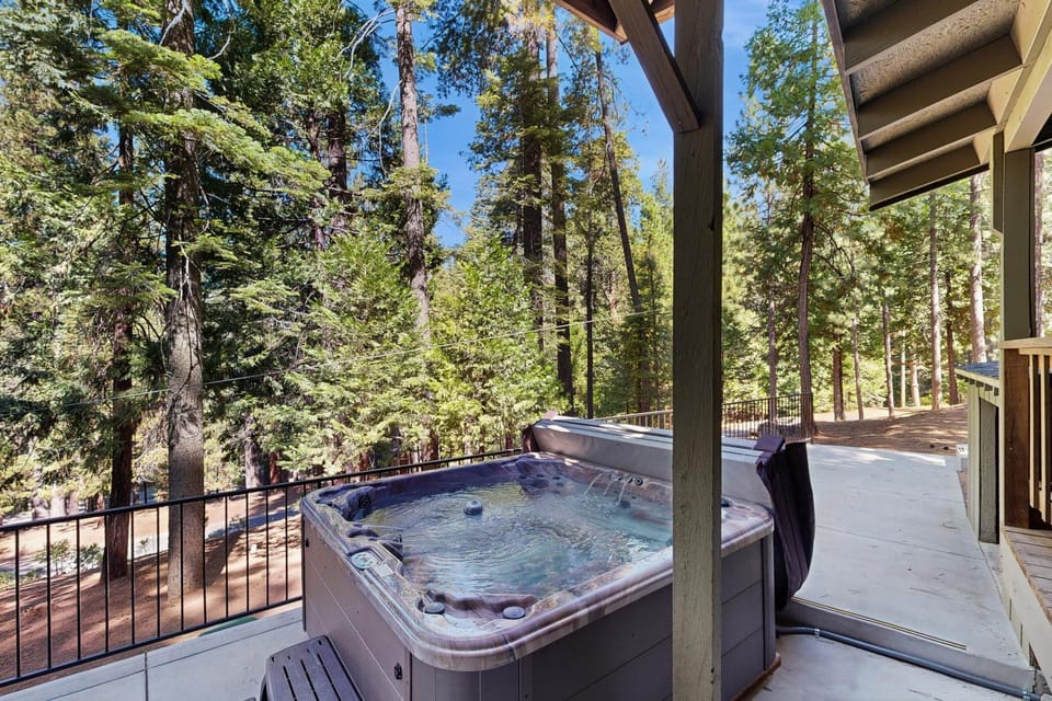 Hot Tub, Game Room & Home Gym: Serene Arnold Gem House in Arnold