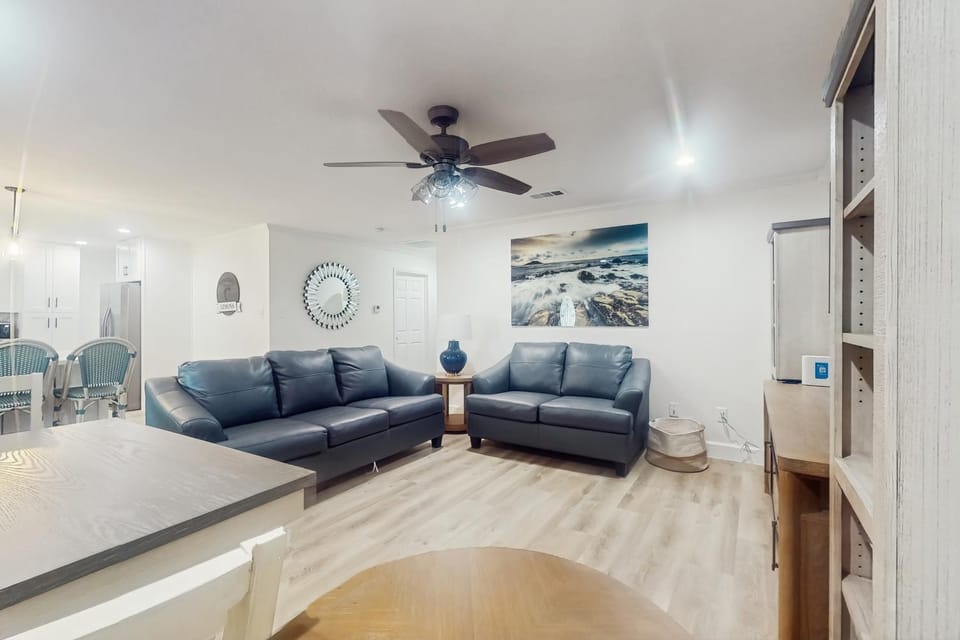 3BR Coastal Home w/ Coastal Design- Steps to Sand House in Galveston Island