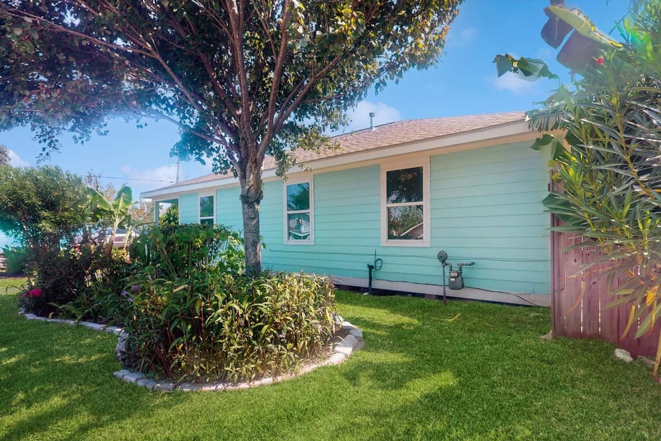 3BR Coastal Home w/ Coastal Design- Steps to Sand House in Galveston Island