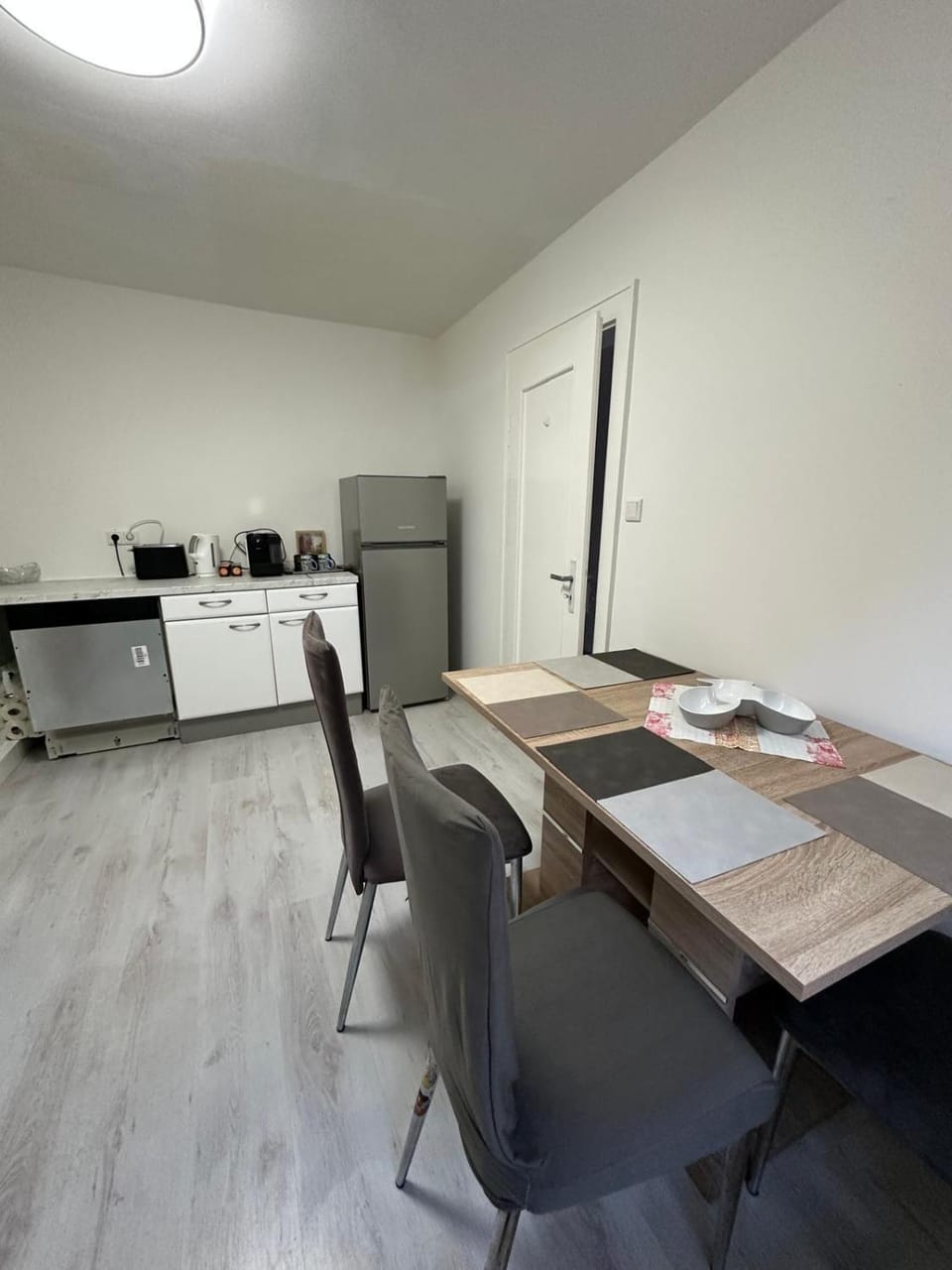 Kitchen or kitchenette, Dining area