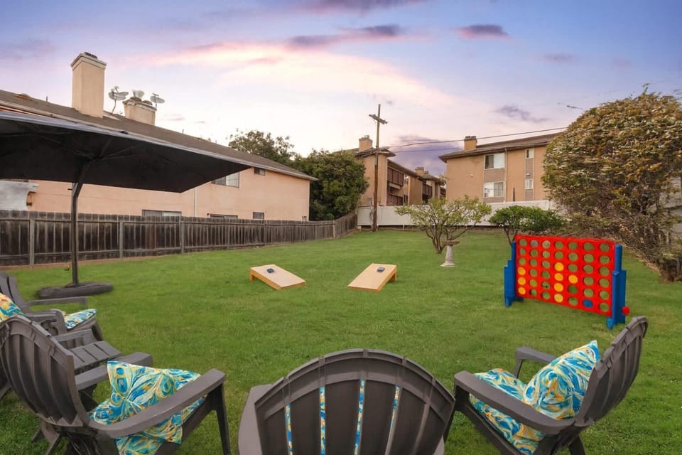 10 Min to the Beach Colorful Home Huge Yard House in Point Loma
