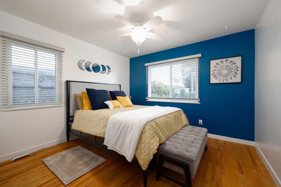 10 Min to the Beach Colorful Home Huge Yard House in Point Loma