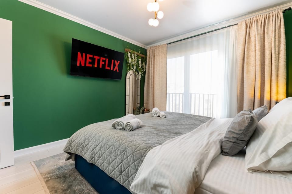 Bed, TV and multimedia, Photo of the whole room, Bedroom, towels