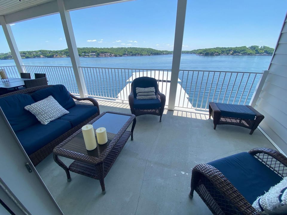 Lakeview Luxe Penthouse House in Lake of the Ozarks