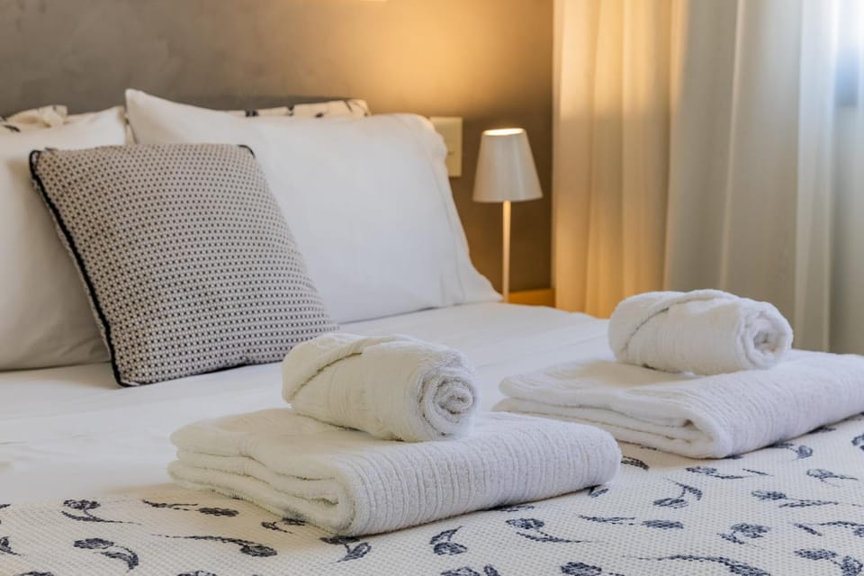 Bed, Bedroom, towels