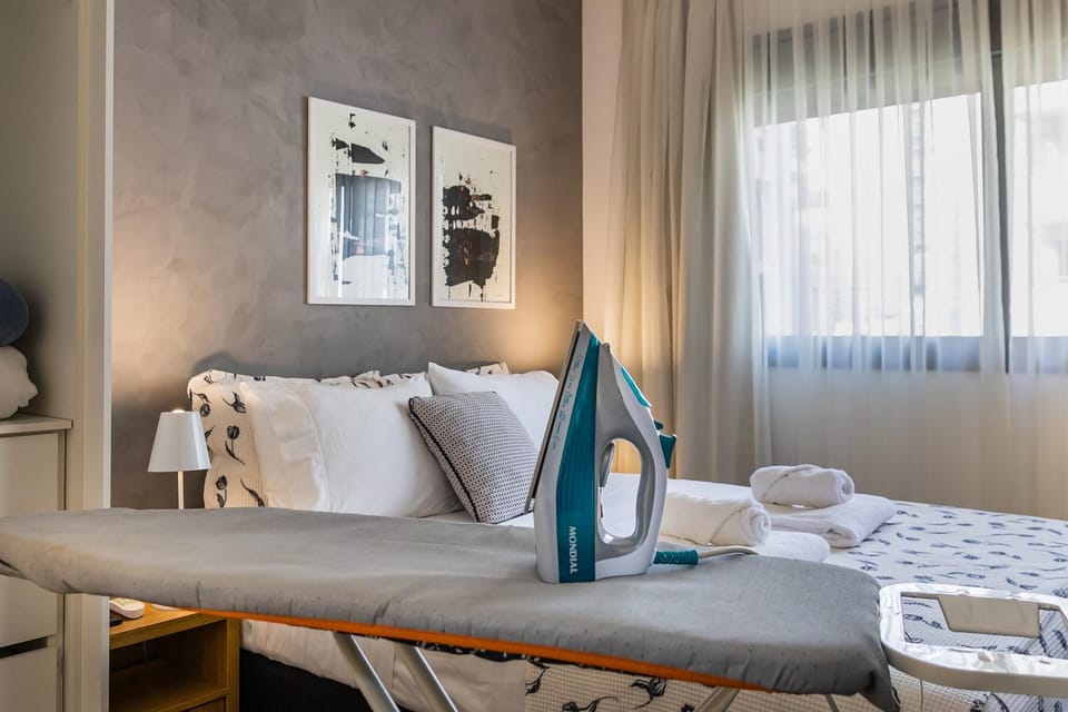 Bed, Photo of the whole room, flat iron